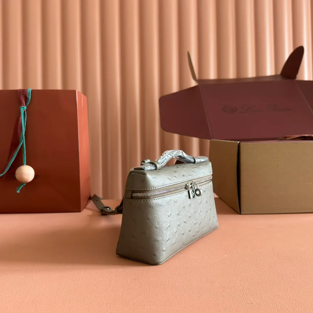 p1160💋💋💋【Original leather all-steel configuration counter complete package】 𝐋𝐨𝐫𝐨 𝐏𝐢𝐚𝐧@ Extra pocket L19 series handbag/crossbody bag The most comfortable life is when it is not defined, just like loro The material design of pian@ does not require complicated design styles. The simple and soft outline is elegant and durable, like an exquisite cosmetic case, which perfectly balances appearance and functionality. The leather is delicate and feels as soft as butter. The small bag has a large capacity. It is not only portable with a thin shoulder strap, but can also be worn cross-body. Sisters who have a special liking for minimalist style can buy it. It is simple and versatile. The simpler, the more different. Stars and Instagram celebrities are all planting it. There are two sizes of 19 cm and 27 cm. One is exquisite and casual, and the other is elegant and grand. Size: Small: length 19×width 7×height 12cm (